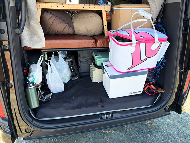 釣りの荷物を積んでいる車内