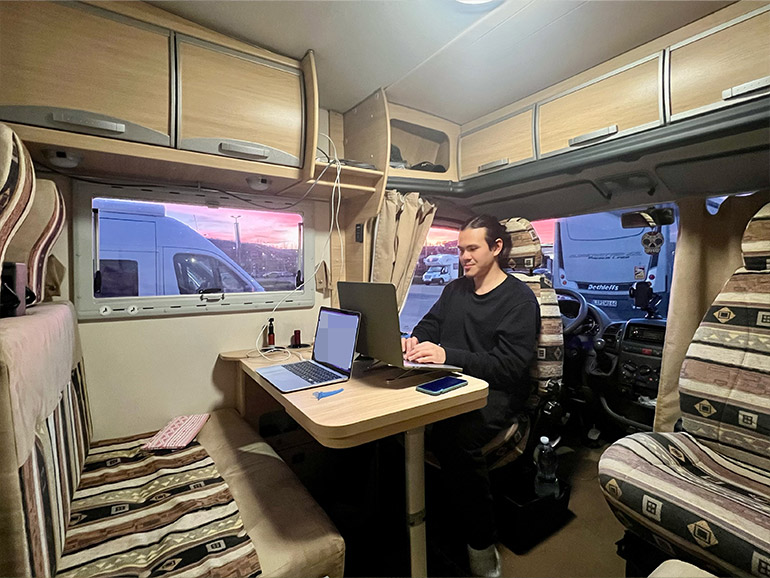 キャンピングカーでの仕事風景