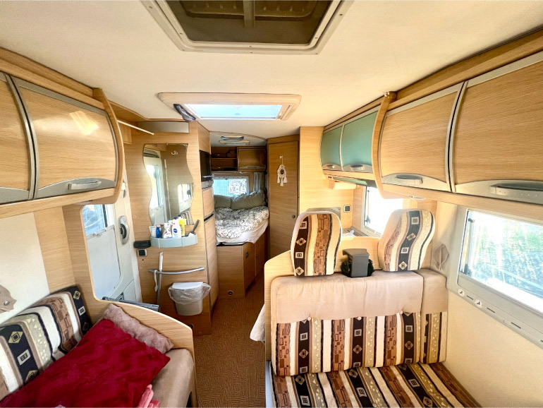 キャンピングカーの車内