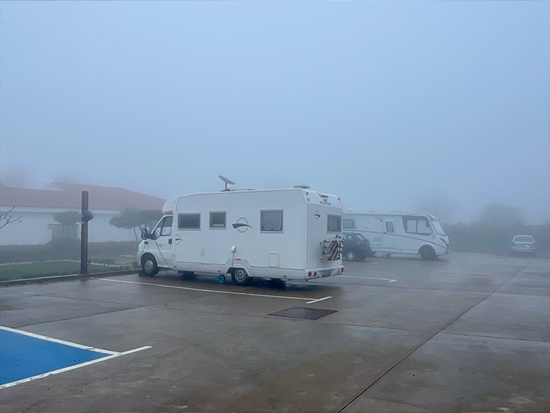 駐車場に停まっているキャンピングカー