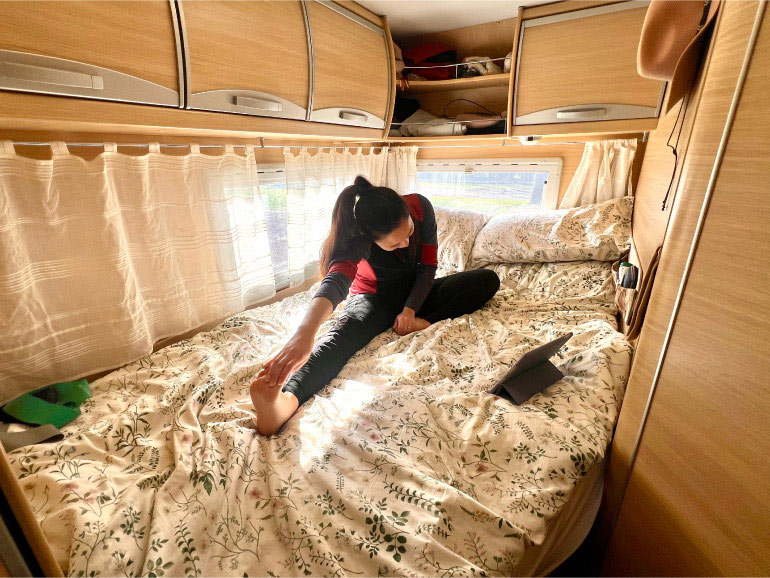 キャンピングカー車内でストレッチ