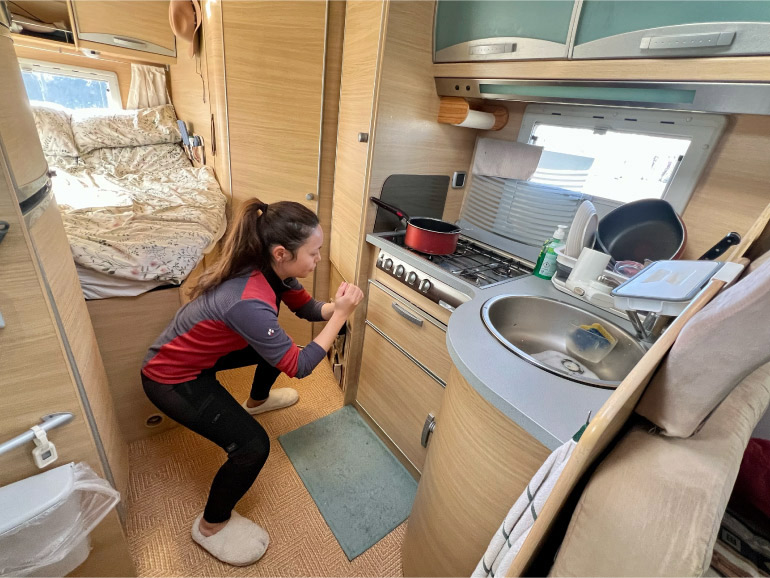 キャンピングカー車内でスクワット