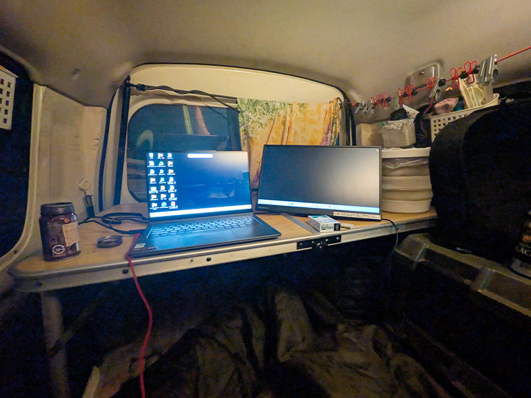 車中泊で映画を見る