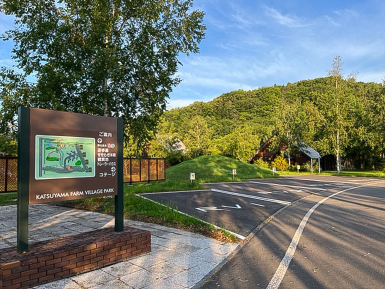 RVパーク おけと勝山温泉ゆぅゆの駐車場