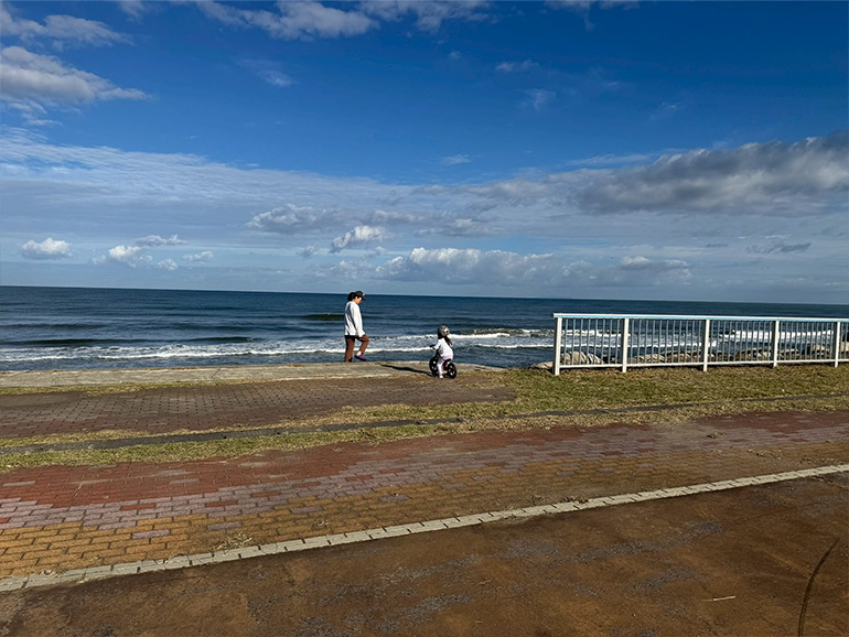 海沿いのキャンプ場の風景