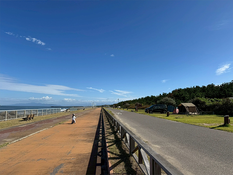 海沿いキャンプ場の風景