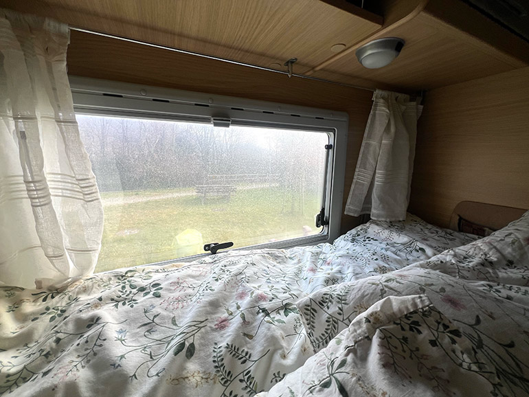 キャンピングカーの車内