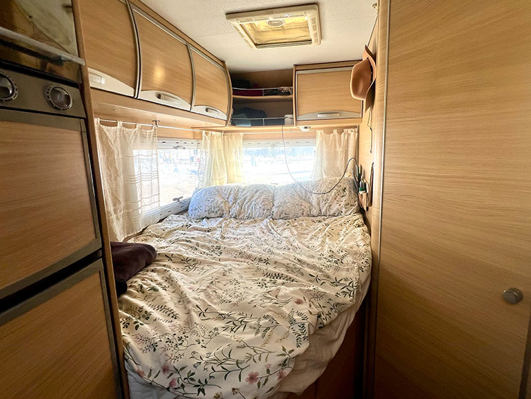 キャンピングカーのベッド
