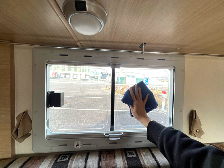 キャンピングカーの窓拭き