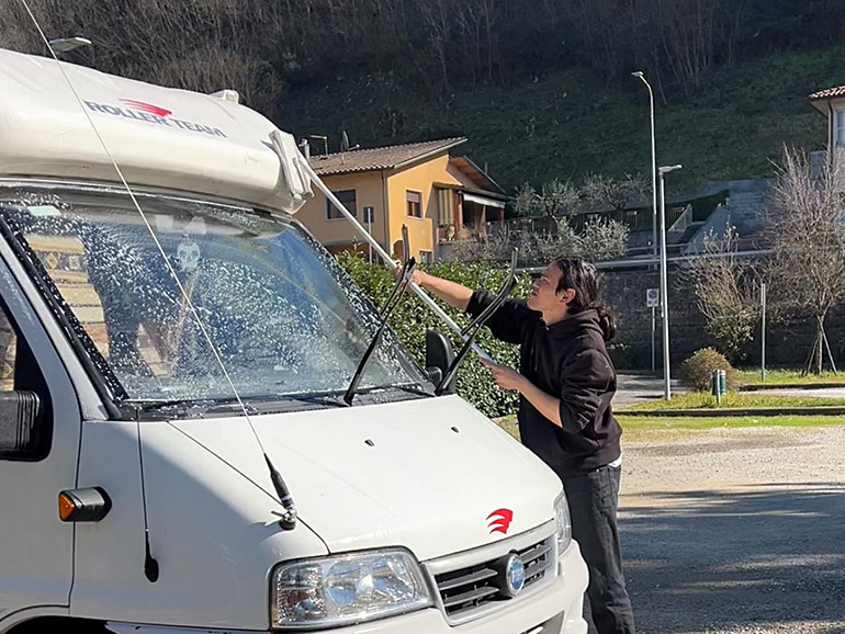 キャンピングカーを洗車