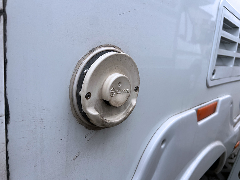 キャンピングカーの排気口