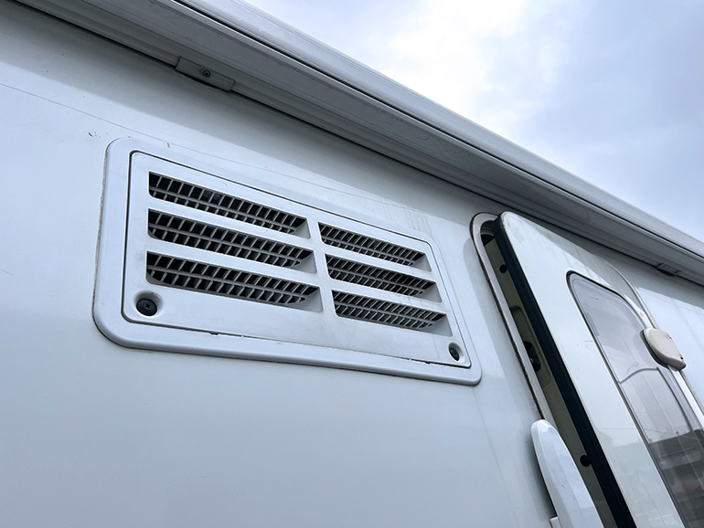 キャンピングカーの排気口