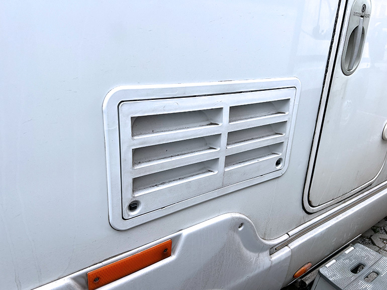 キャンピングカーの開口部