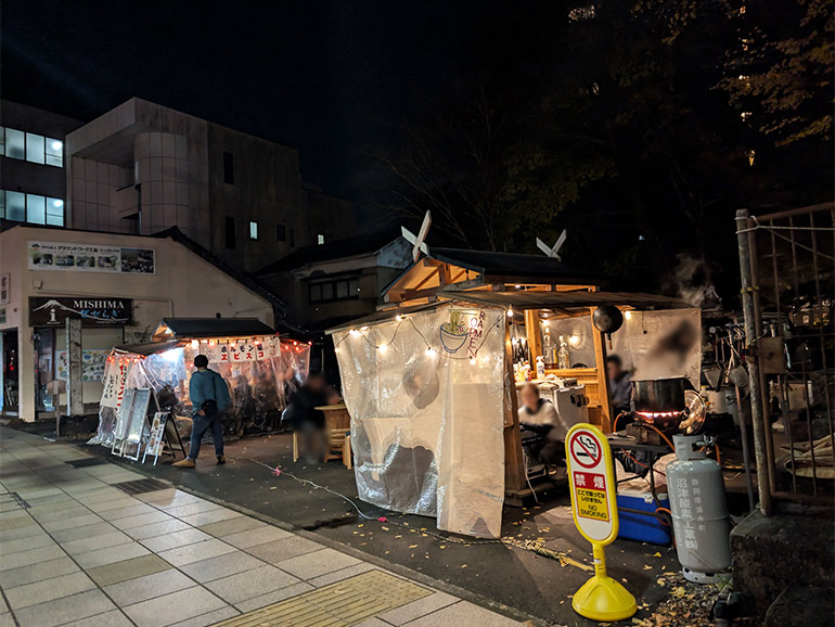 三島市駐車場近くの屋台村