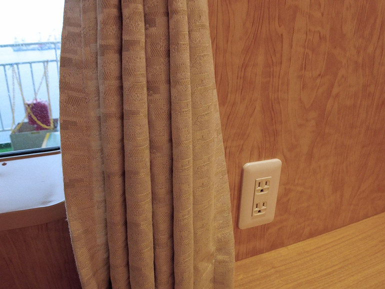 ２等椅子席のコンセント