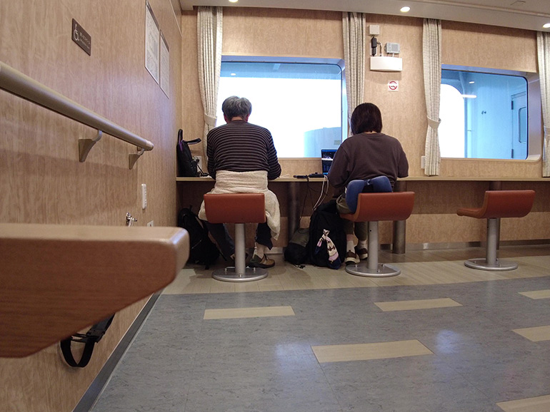 はやぶさⅢ２等椅子席