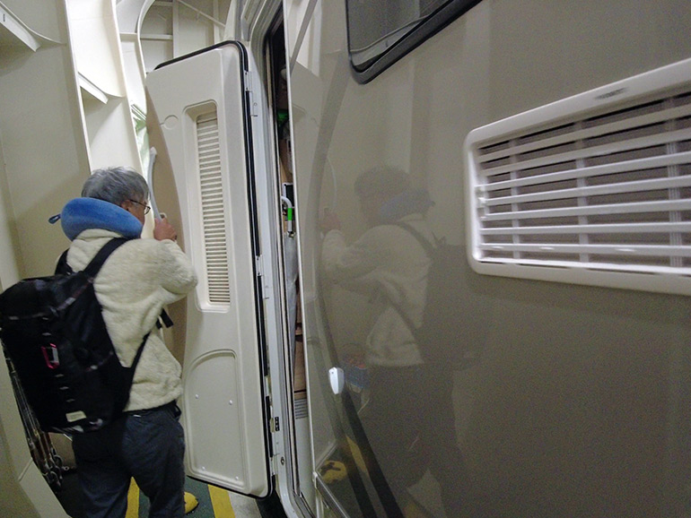 キャンピングカーに乗車