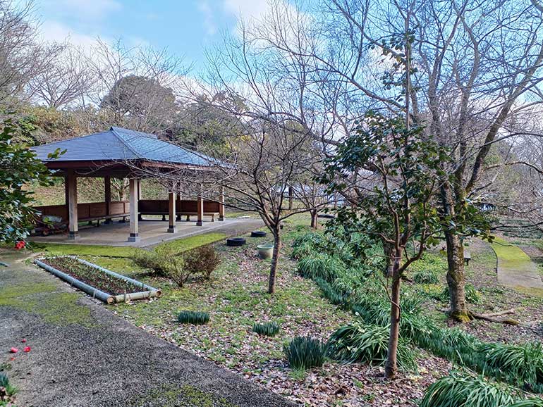 阿尾城東屋広場