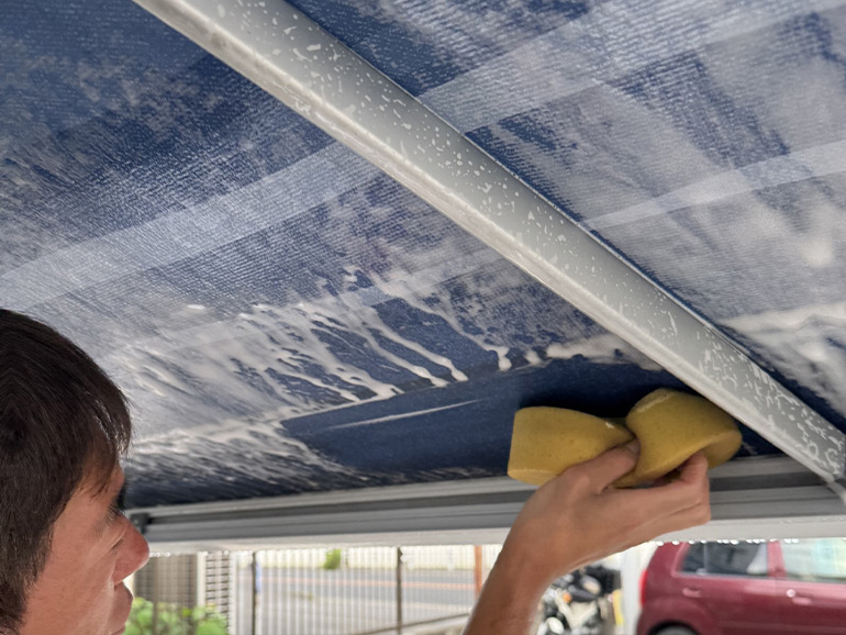 サイドオーニング洗車中