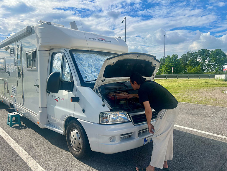 キャンピングカー点検中