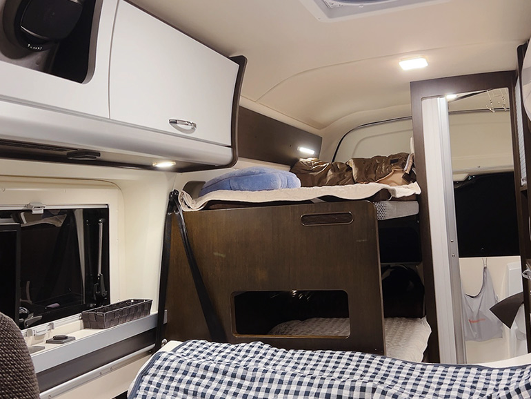 キャンピングカーの車内