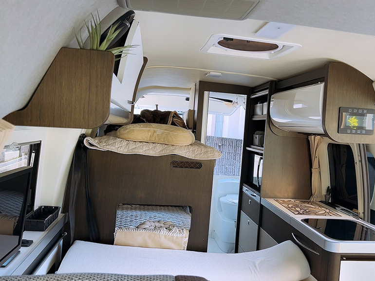 キャンピングカー車内