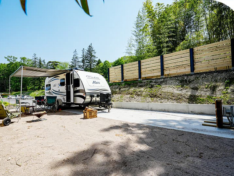 RVパーク LUONTO by Hibikino 伊香保温泉の駐車場