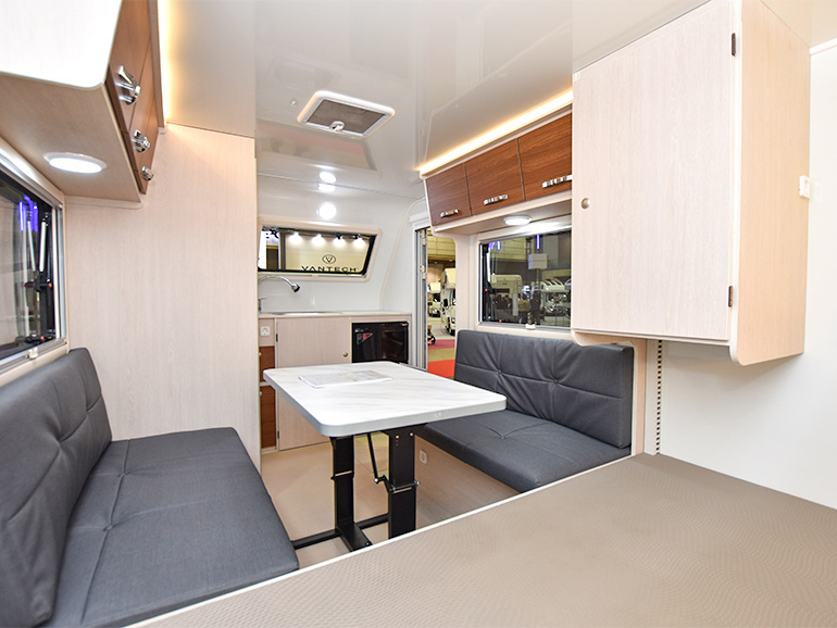 AIRVAN AVT2037の車内