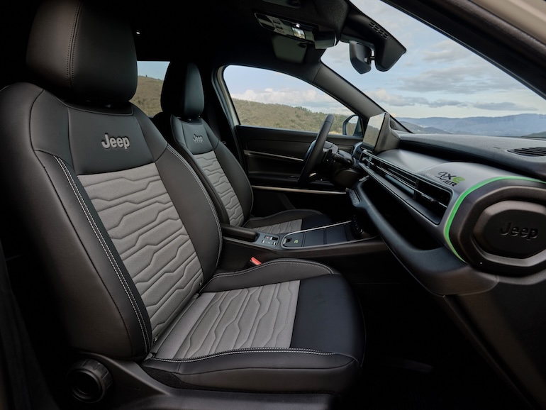 Jeep® Avenger 4xe Hybrid Launch Editionの運転席