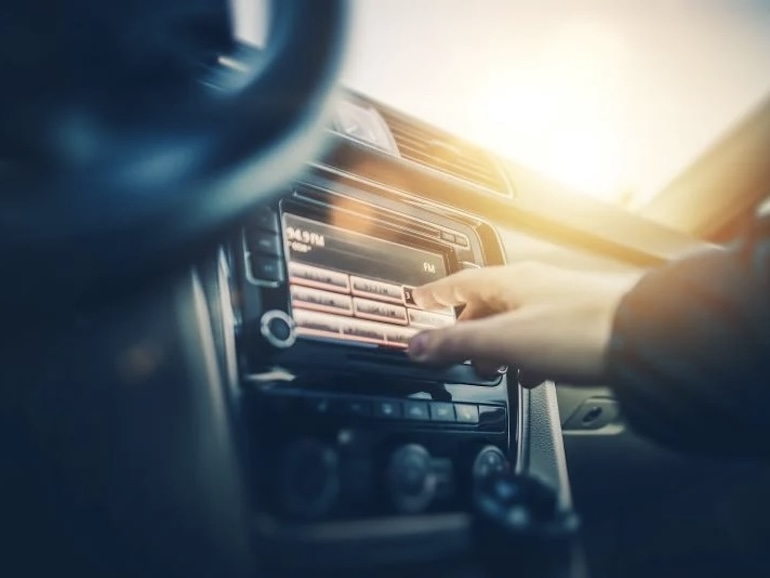 車のラジオ
