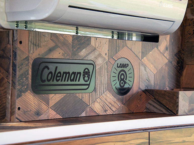 「Coleman」と「LAMP&」のロゴプレート