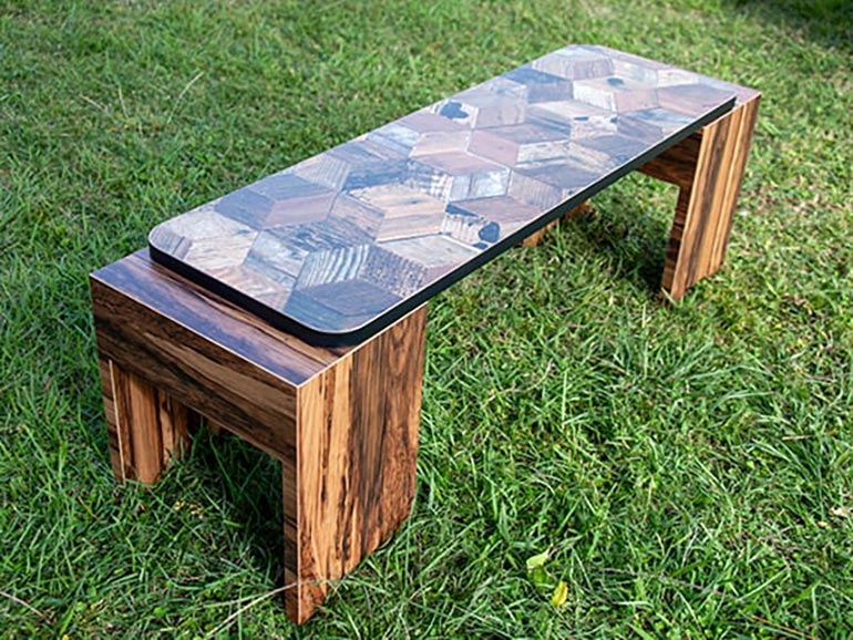 LAMP&のテーブル