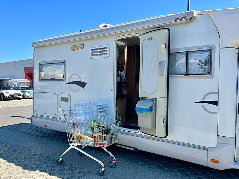 ヨーロッパスーパーの駐車場