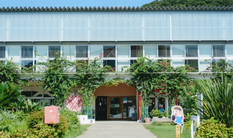 道の駅 保田小学校の入り口