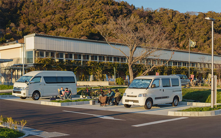 道の駅 保田小学校の駐車場