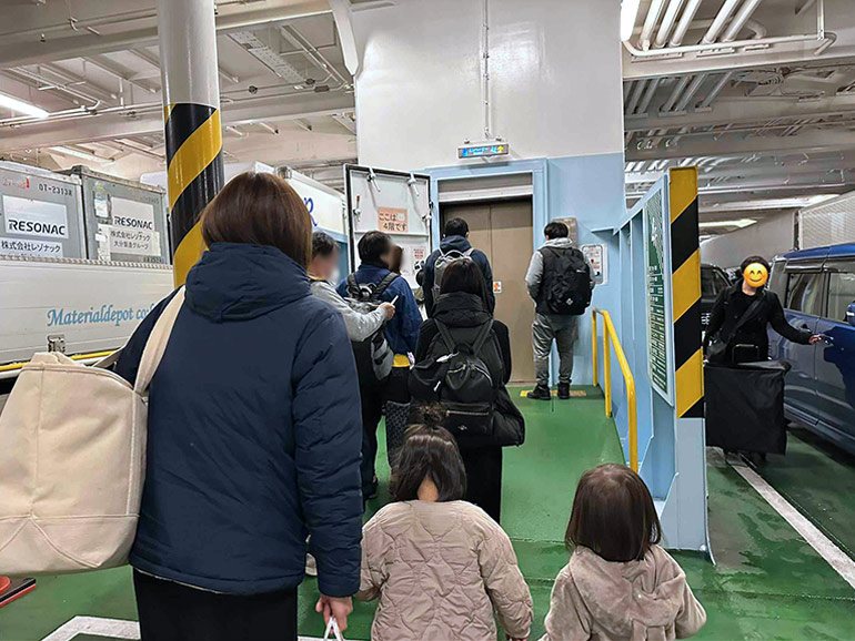 フェリーに乗船中