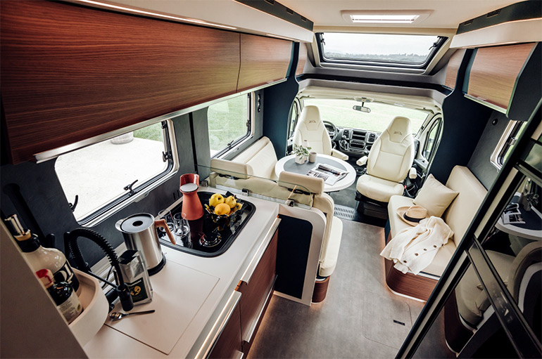 モーターホーム車内