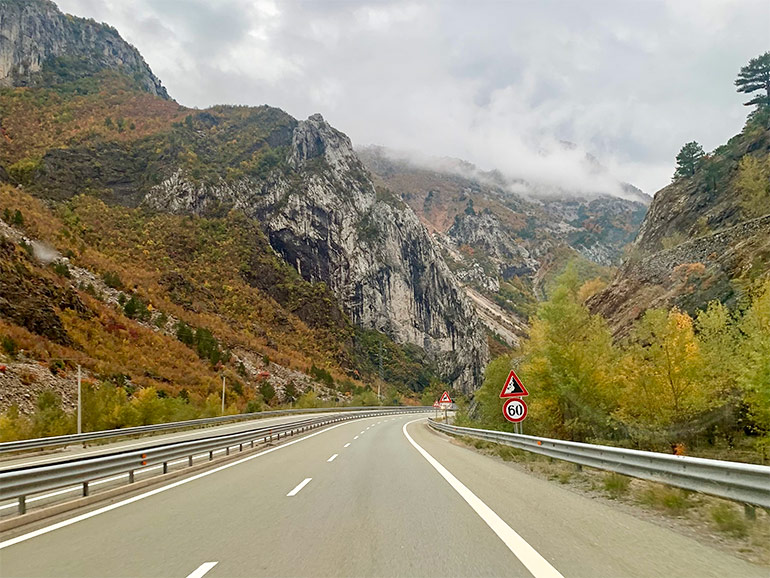 アルバニアの道路