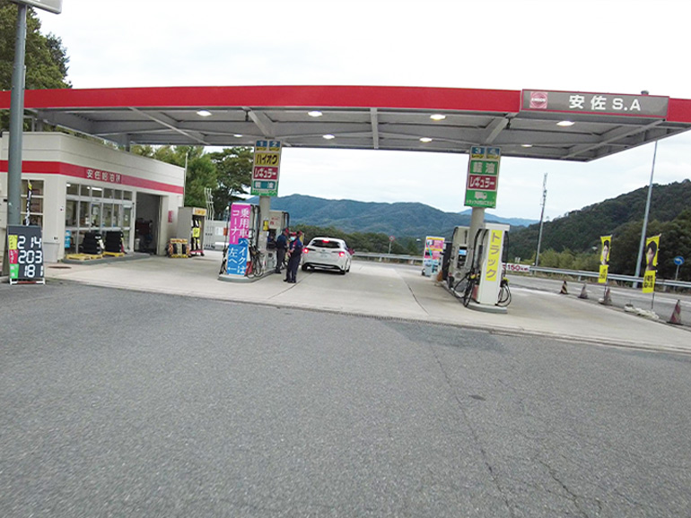 高速道路のガソリンスタンド