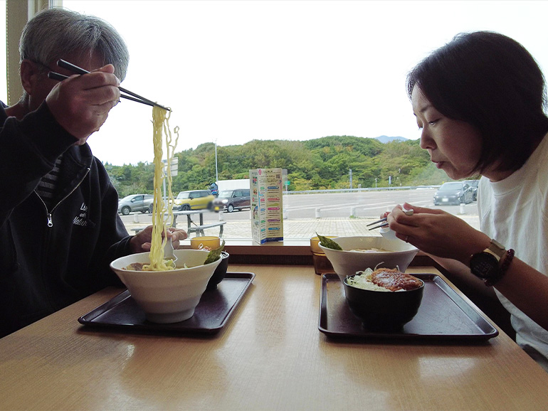 サービスエリアで食事