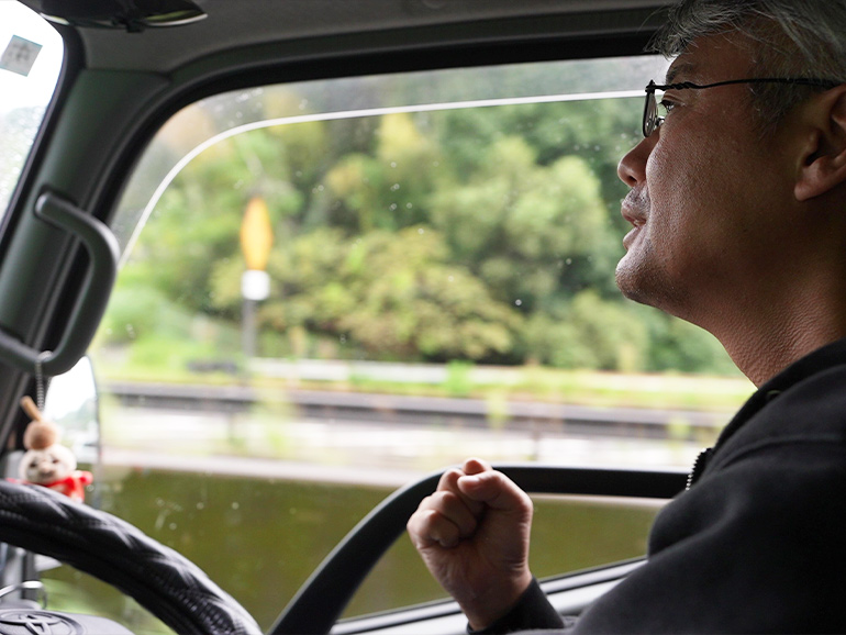 キャンピングカー運転中
