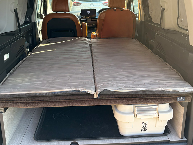 車内の就寝スペース