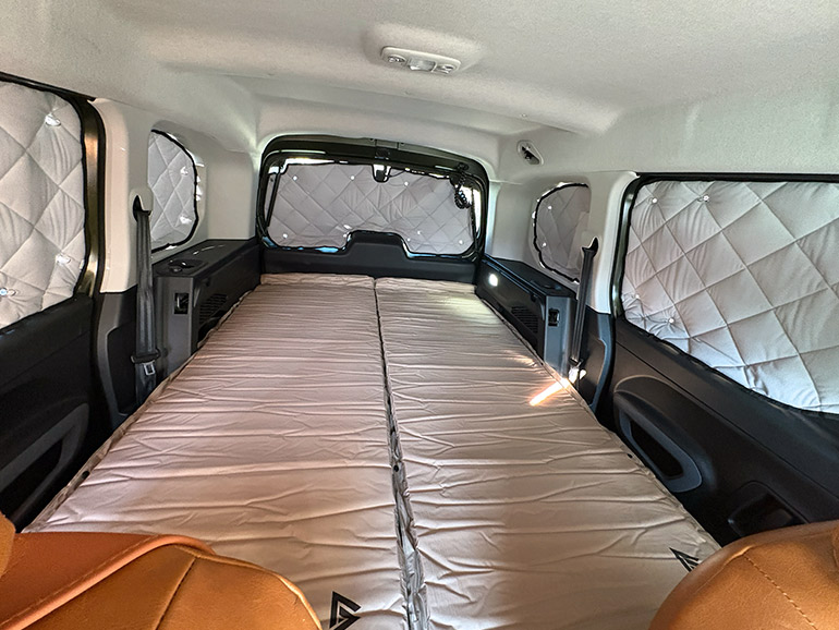 車内の就寝スペース