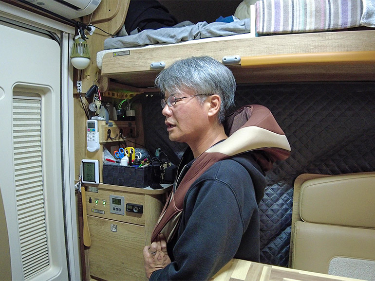 首マッサージャー使用中