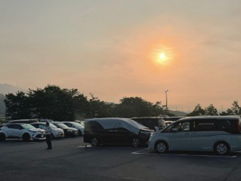 駐車場で車中泊