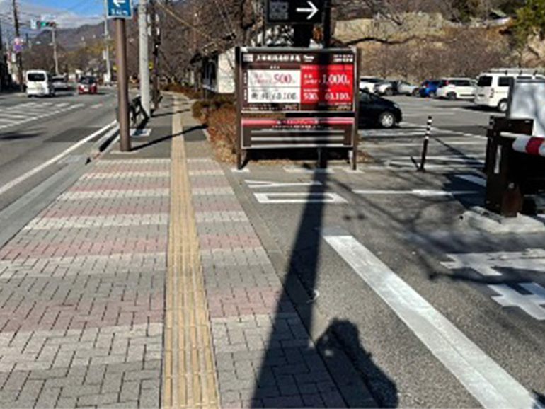 駐車場で車中泊