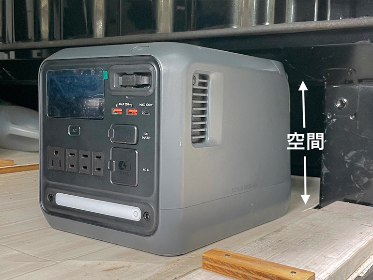 DJI Power 1000 Miniを車内に置いた様子