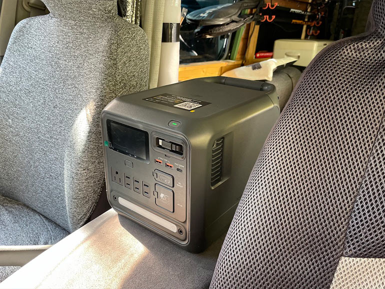 DJI Power 1000 Miniを車内に置いた様子