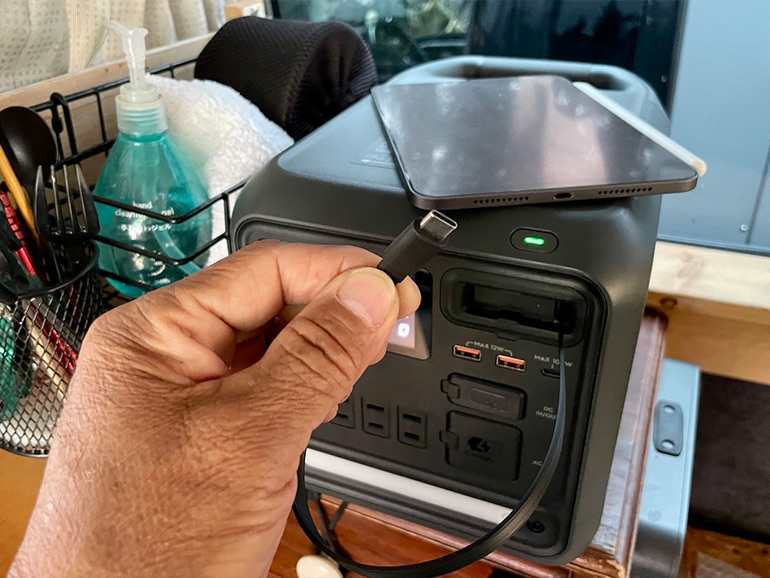 DJI Power 1000 Miniの上にiPad
