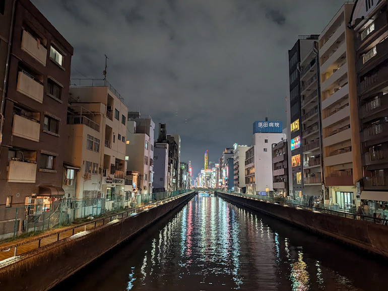 大阪みなみの夜の街並み